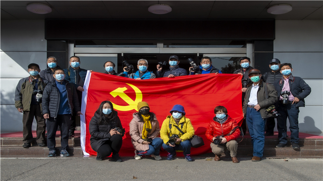 2.摄影采风团成员与党旗合个影。摄影：刘赟.jpg