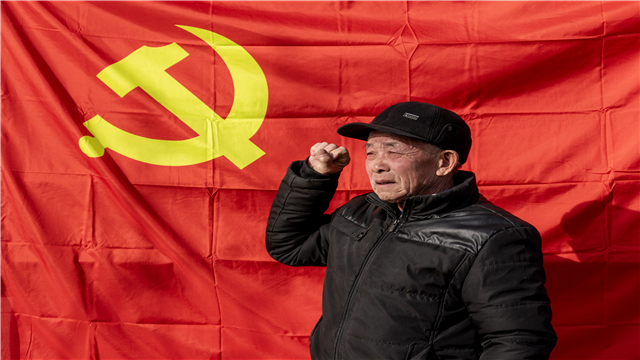 8.在党旗下重温入党誓词。摄影：马建波.jpg