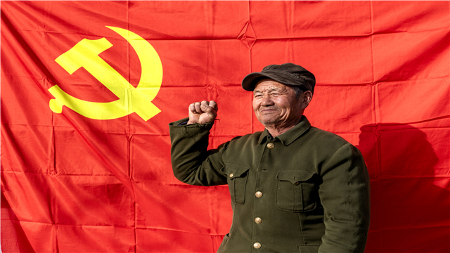 10.在党旗下重温入党誓词。摄影：马建波.jpg