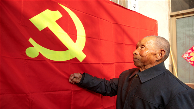 11.在党旗下重温入党誓词。摄影：刘文华.jpg