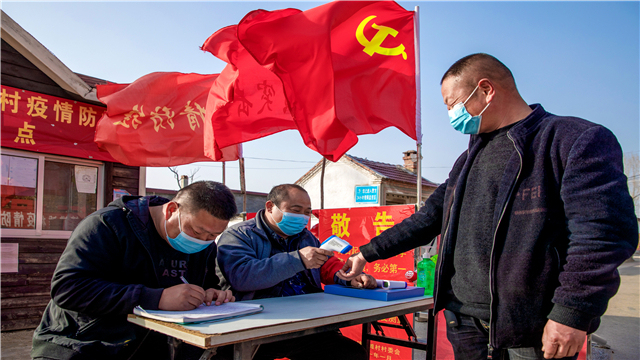 9.党旗下的党员一直坚持在抗疫第一线。摄影：刘文华.jpg