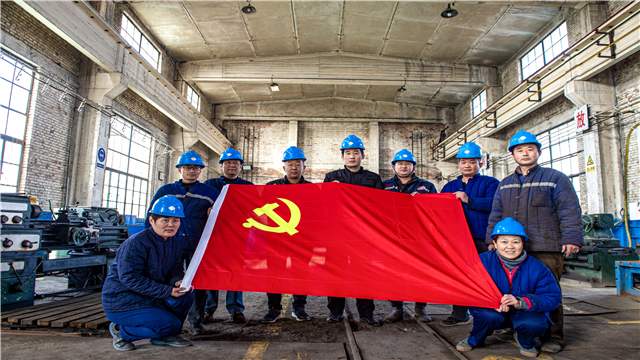 与党旗合影献礼建党100周年