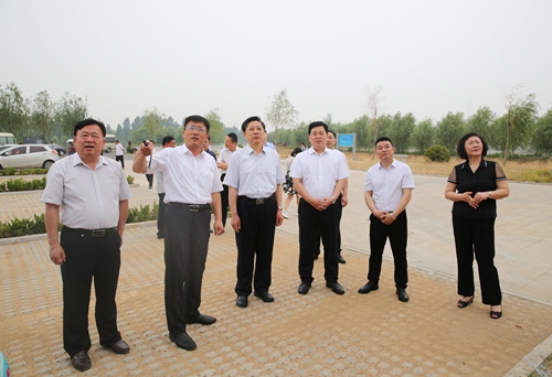 我市领导张百顺,李景鹏,赵洪新,闫荣阶陪同.