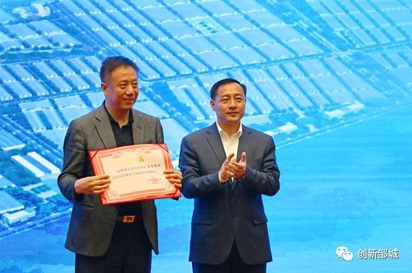 市政府副市长赵洪新同志为山东省农科院资环所所长宫志远研究员颁发